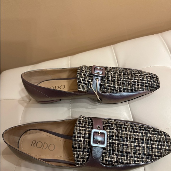 Rodo women’s Loafers. Italy. Leather and textile.
True to size 5-5.5. Small fit - Picture 2 of 7